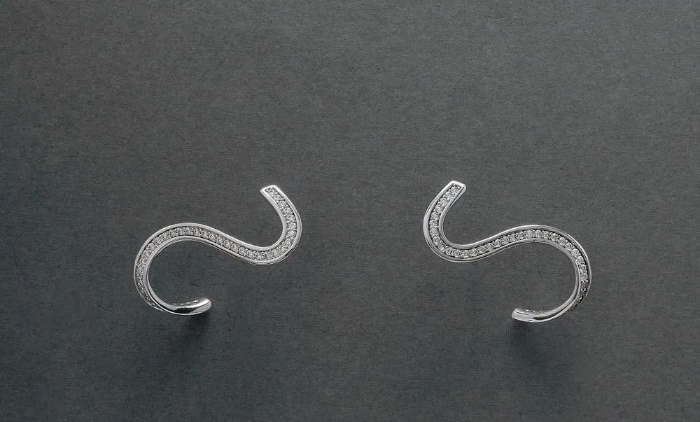 Brinco Feminino Curvas com Zircônias