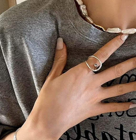 Anel Feminino Ajustável Oval Vazado com Solitário de Zircônia