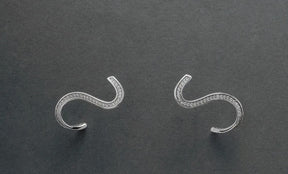 Brinco Feminino Curvas com Zircônias