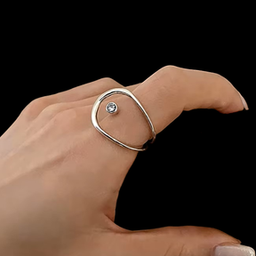 Anel Feminino Ajustável Oval Vazado com Solitário de Zircônia