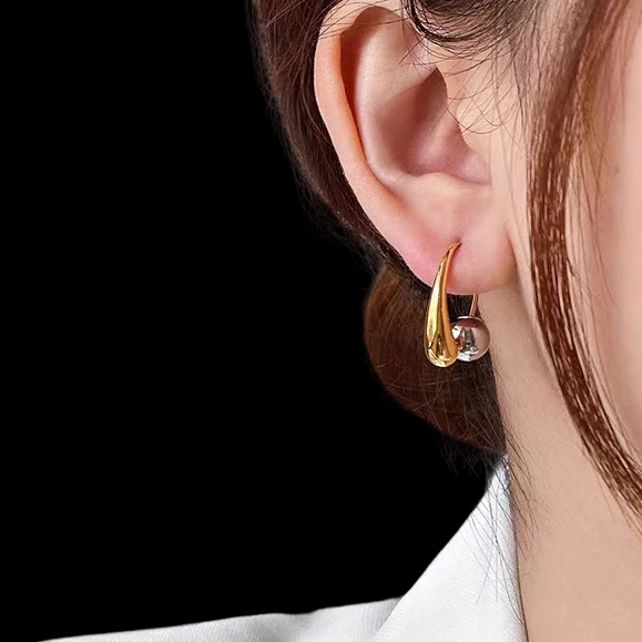 Comma Earring with Ball 