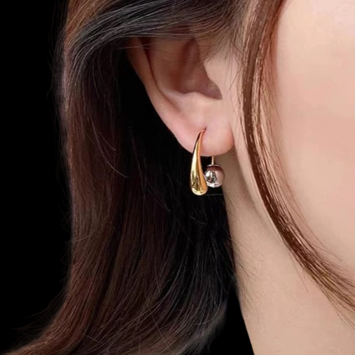 Comma Earring with Ball 