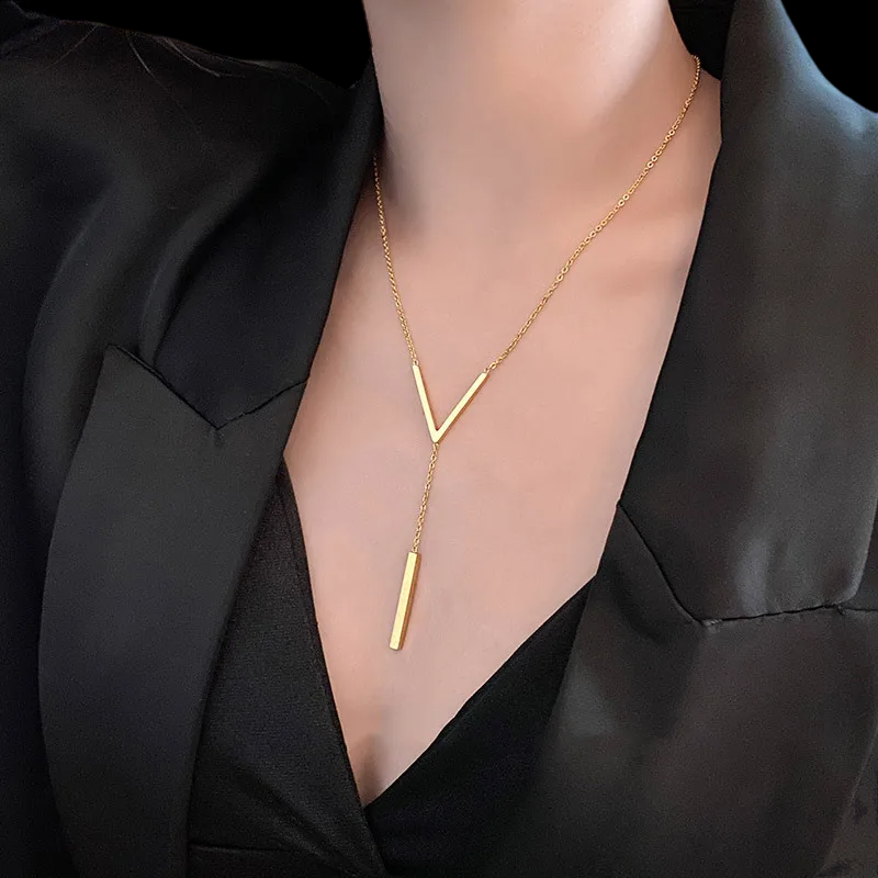 Colar Feminino Ajustável com Pingente em V
