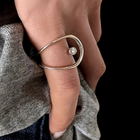 Anel Feminino Ajustável Oval Vazado com Solitário de Zircônia