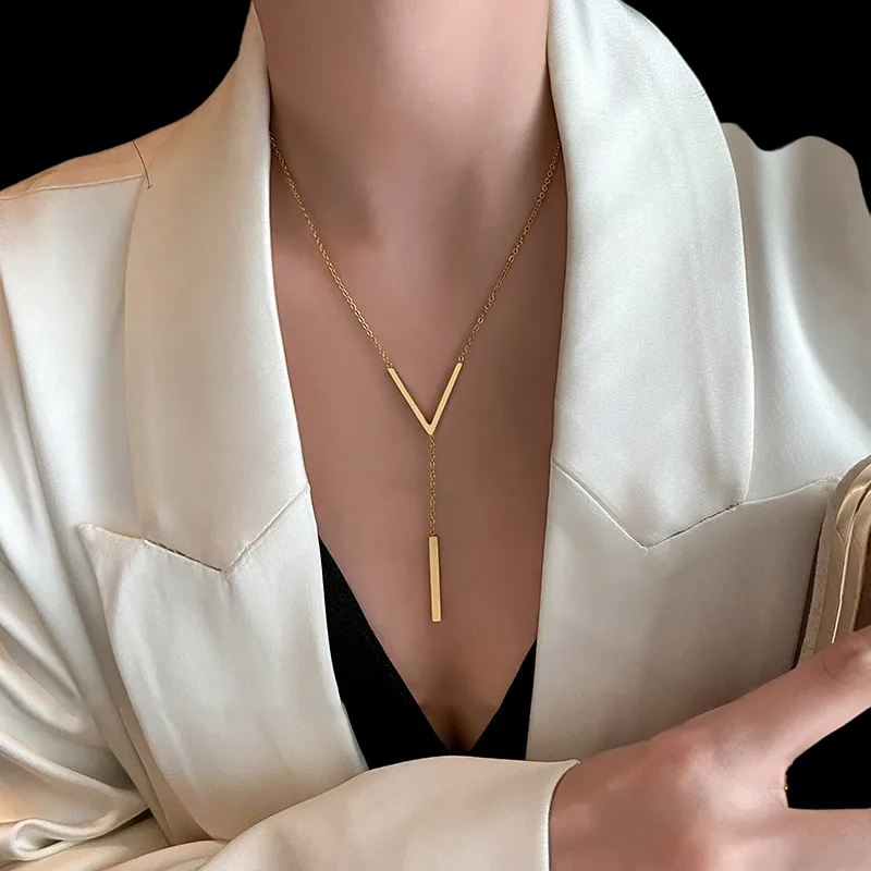 Colar Feminino Ajustável com Pingente em V